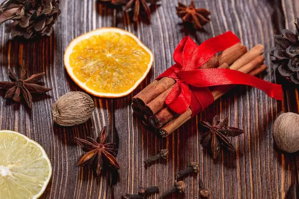 Weihnachtsgewürze - Zimt, Sternanis, Muskatnuss, Nelken und Orangenscheibe