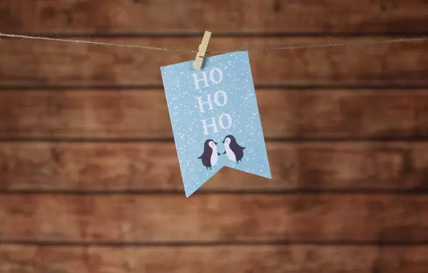 Weihnachtskarte mit Holz im Hintergrund