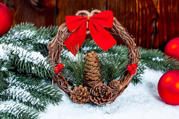 Weihnachtskranz aus Tannen Zapfen und Zweigen mit roter Schleife