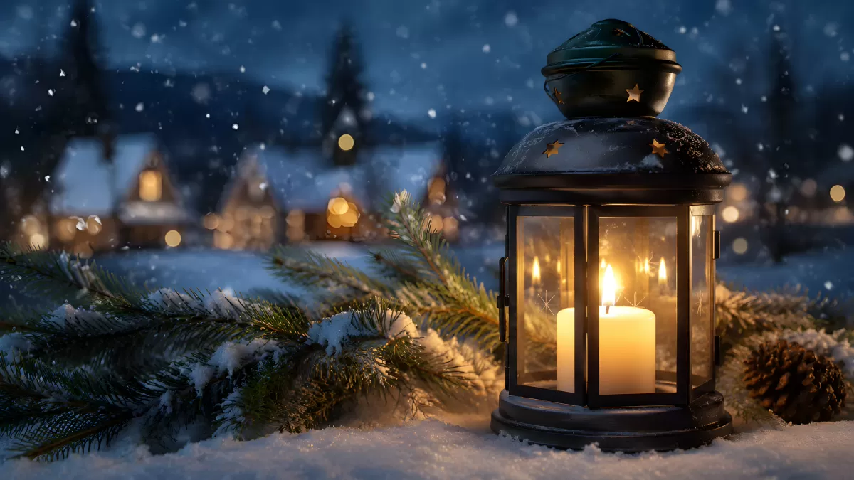 Weihnachtslaterne mit Kerze im verschneiten Winterabend