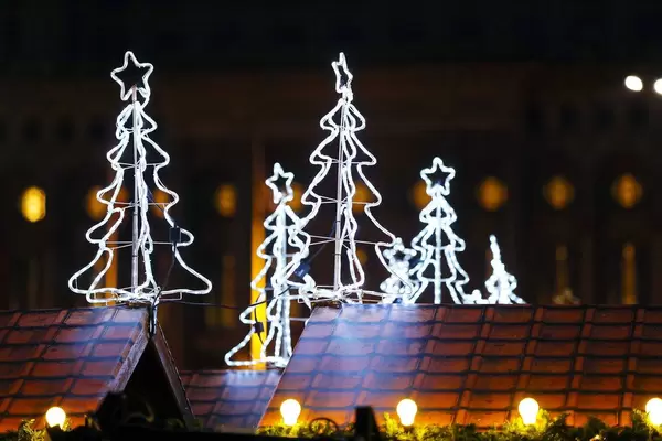 Weihnachtslichter im Form von weißen Weihnachtsbäumen