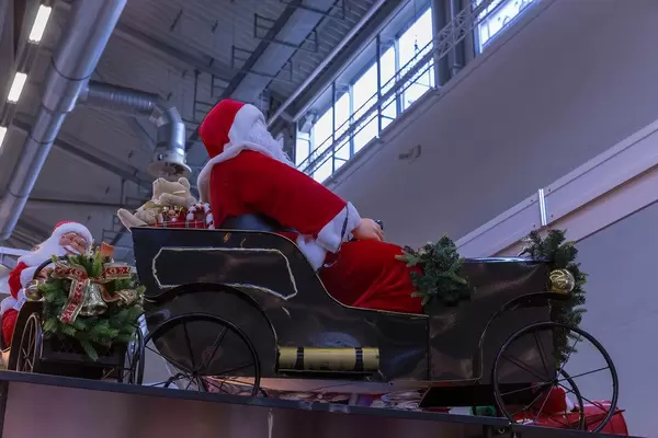 Weihnachtsmann fährt in einem alten Fahrzeug Geschenke aus