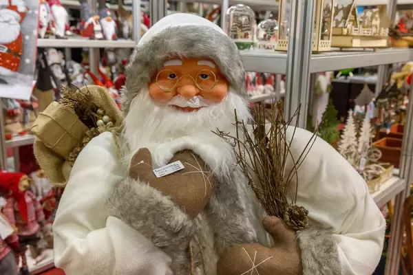 Weihnachtsmann in weißer Kleidung - IAW Köln 2018