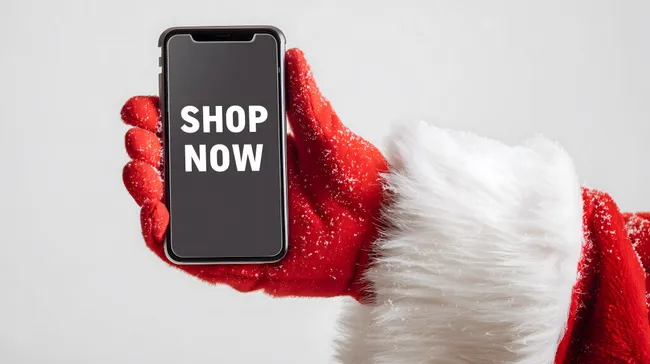 Weihnachtsmann mit Smartphone für Online-Shopping