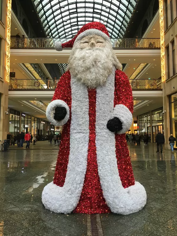 Weihnachtsmann vor Mall of Berlin