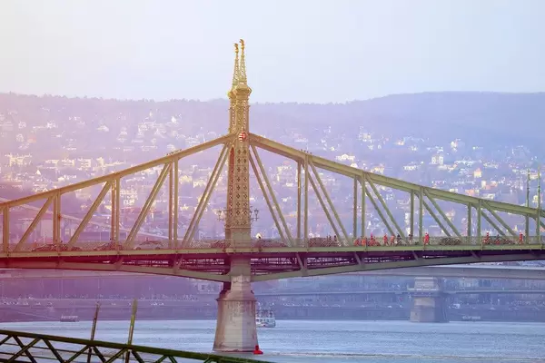 Weihnachtsmänner laufen auf der Freiheitsbrücke über der Donau, in Budapest, Ungarn