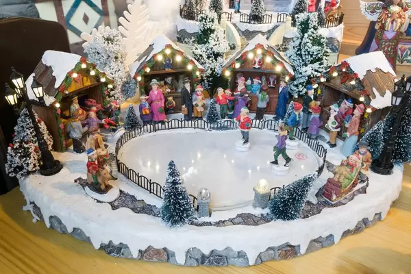 Weihnachtsmarkt mit Eisfeld als Dekoration