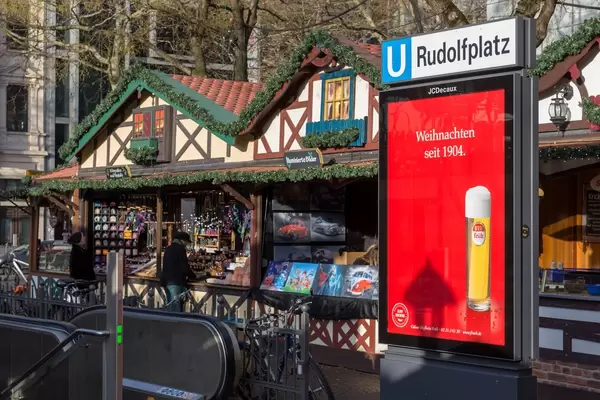 Weihnachtsmarktstände in Form von Fachwerkhäusern vor U-Bahn am Rudolfplatz in Köln