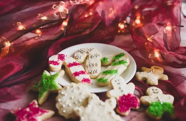 Weihnachtsplätzchen mit bunten perlen auf einem Teller