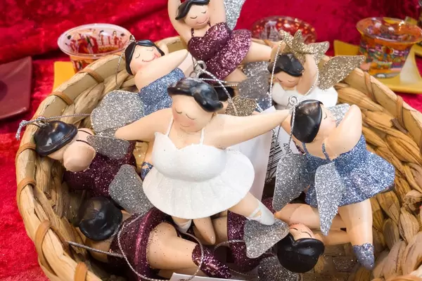 Weihnachtsschmuck in Form von Ballerinen mit Engelsflügel