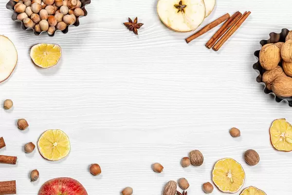 Weihnachtsstimmung: Haselnüsse, Walnüsse, Zimtstangen, Sternanis, Äpfel und getrocknete Früchte in obene Aufnahme