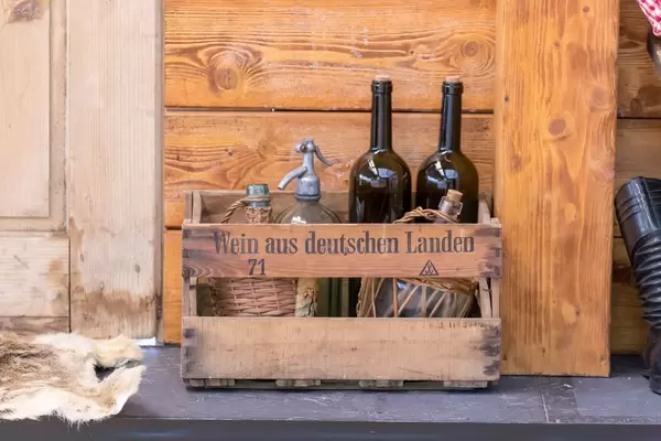 Wein aus deutschen Landen - Holzkiste mit Weinflaschen