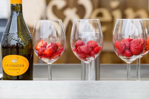 Wein mit Erdbeeren