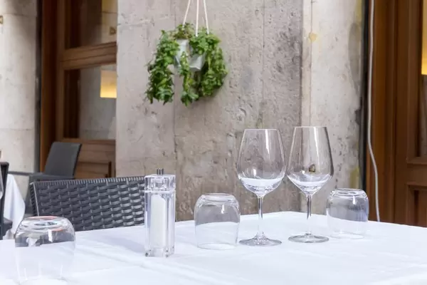 Weingläser auf einem Tisch eines Cafes in Rom