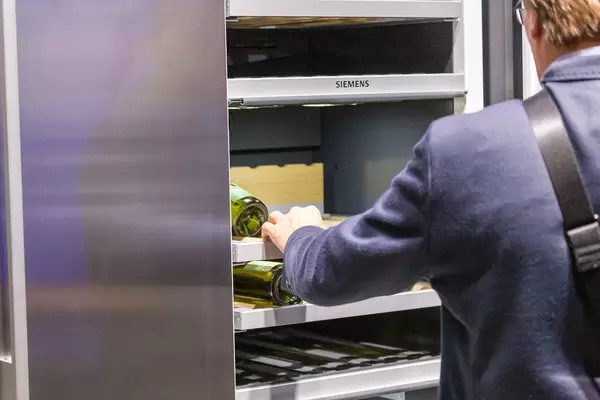 Weinlagerung: Mann begutachtet Weinregal von Siemens