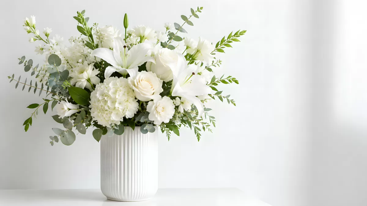 Weiße Blumenarrangement in gerillter Keramikvase