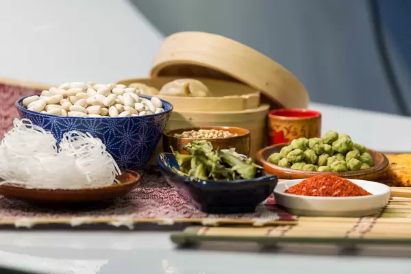 Weisse Bohnen, Glasnudeln, Wasabi Nüsse und Chilipulver in Porzellan Geschirr