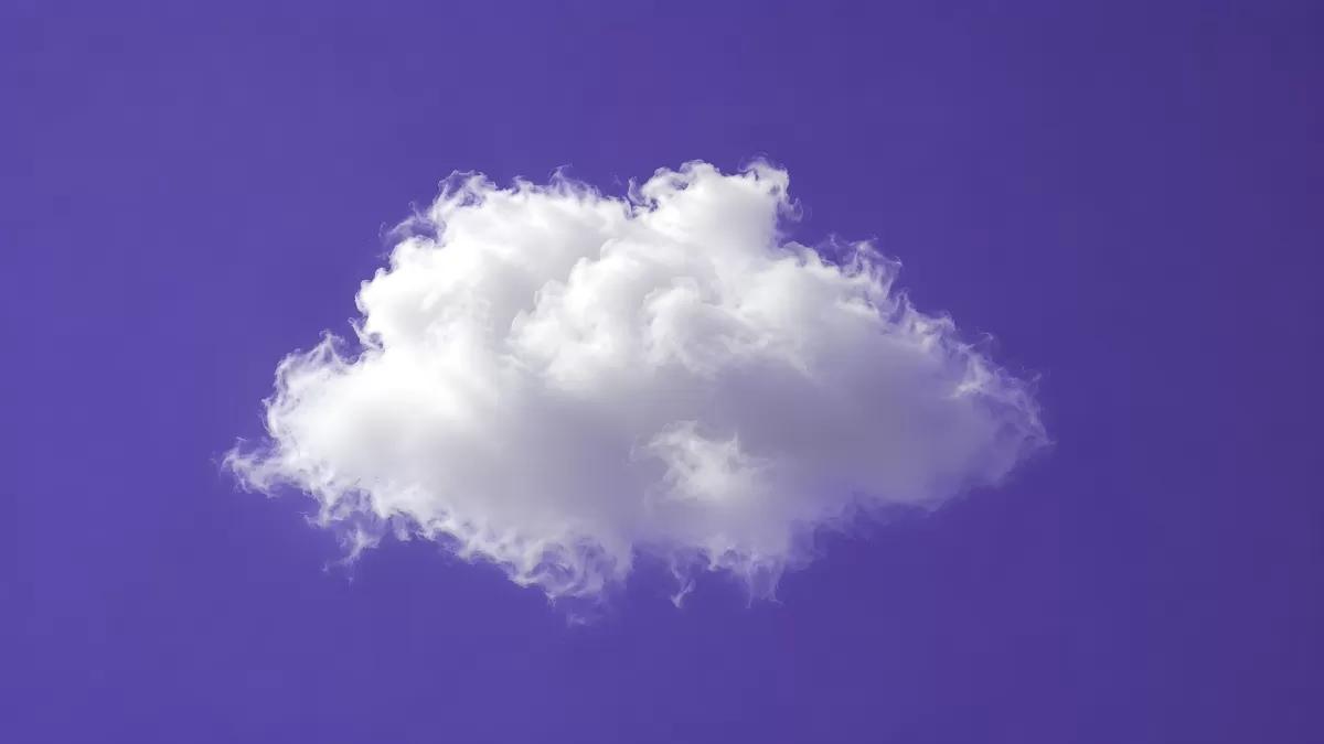 Weiße Cumulus-Wolke vor violettem Himmel