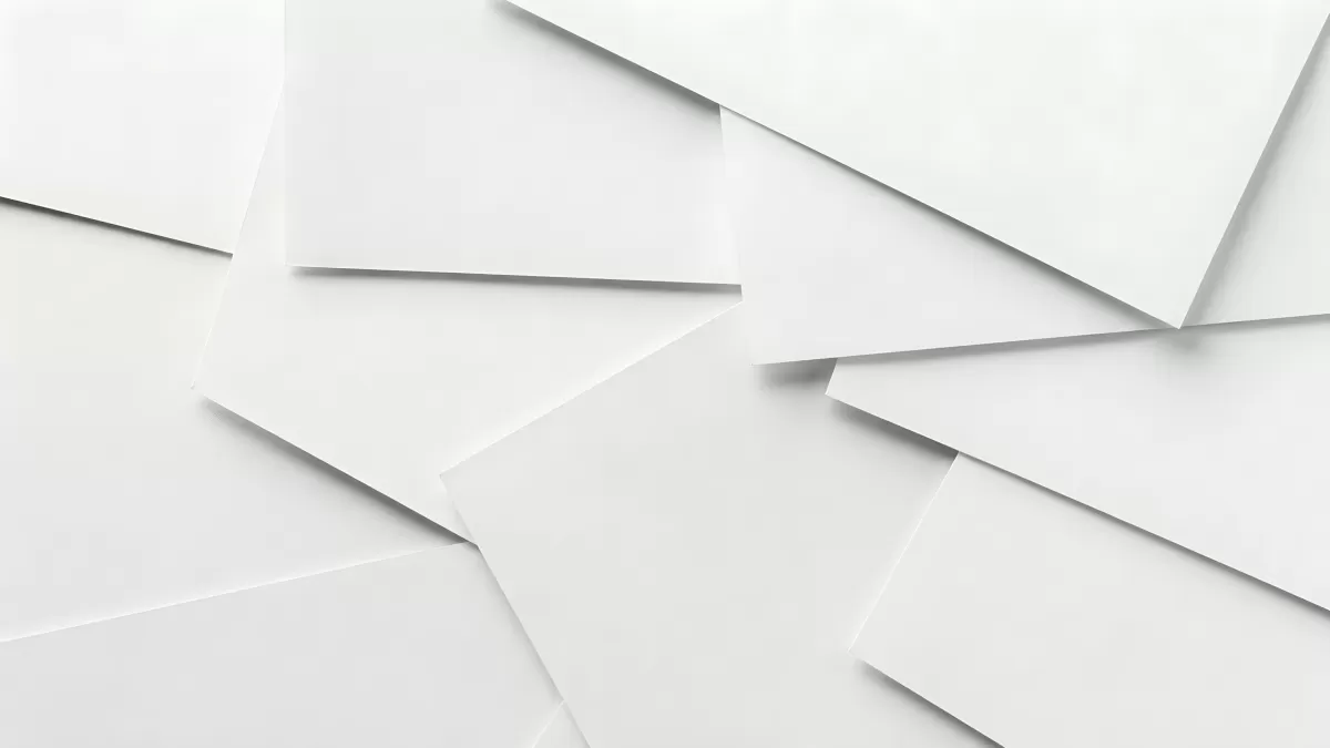 Weiße Papierbögen überlappend auf hellem Untergrund