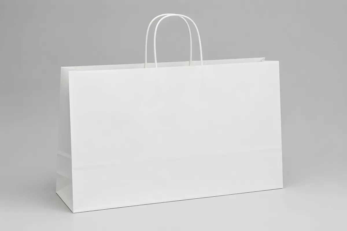 Weiße Papiertüte mit gedrehten Griffen vor grauem Hintergrund