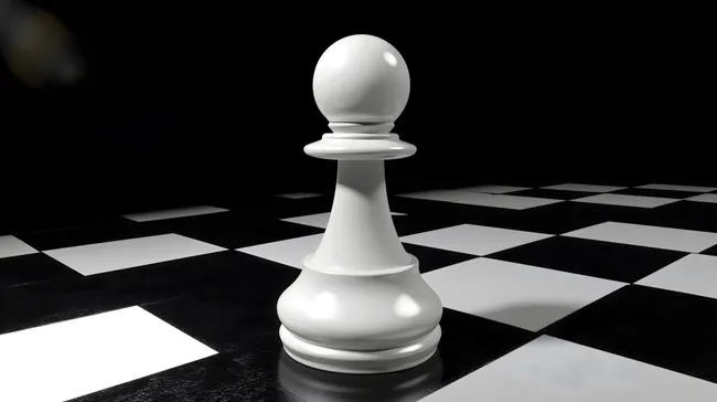 Weiße Schachfigur Bauer auf Schachbrett mit dunklem Hintergrund