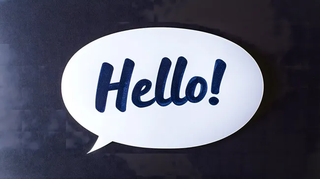 Weiße Sprechblase mit der Aufschrift 'Hallo!'