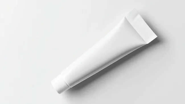 Weiße Zahnpastatube mit sauberer Oberfläche