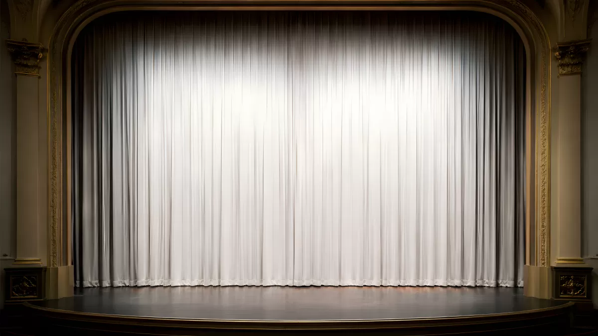 Weißer Bühnenvorhang in einem klassischen Theater