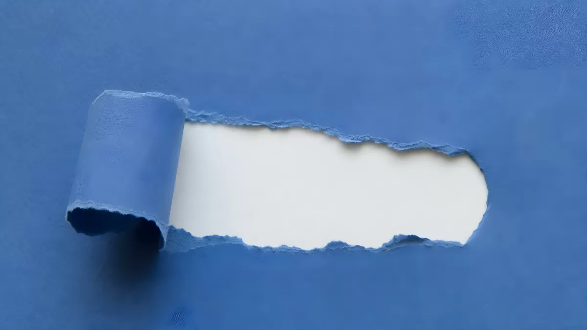 Weißer Hintergrund durch aufgerissenes blaues Papier