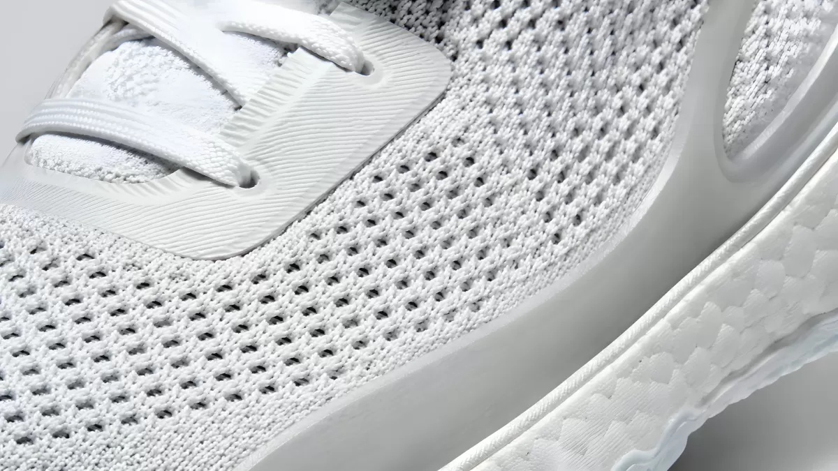 Weißer Sneaker Nahaufnahme mit Mesh-Oberfläche