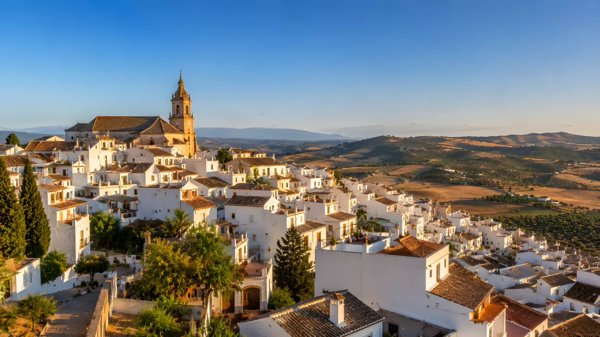 Weißes Bergdorf in Andalusien bei goldenem Abendlicht