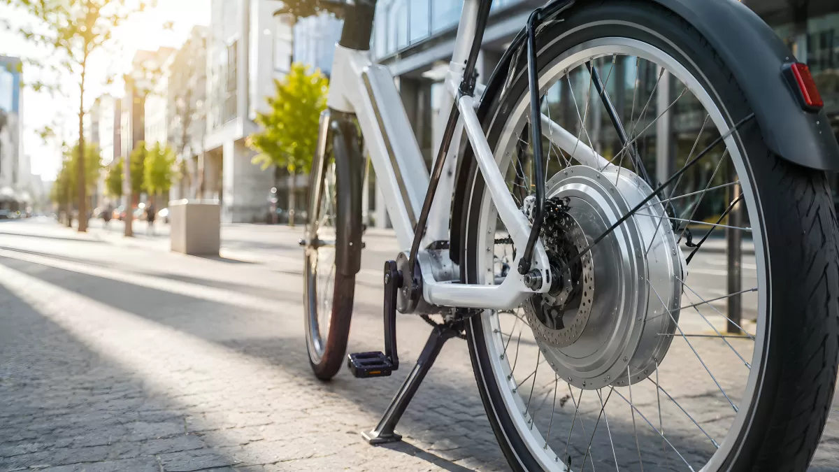 Weißes E-Bike parkt auf städtischem Gehweg