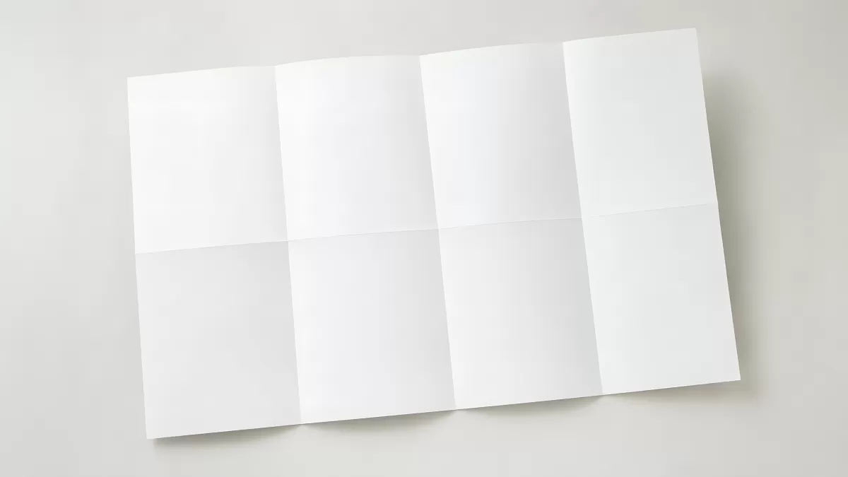 Weißes Papier mit Faltlinien auf hellem Untergrund