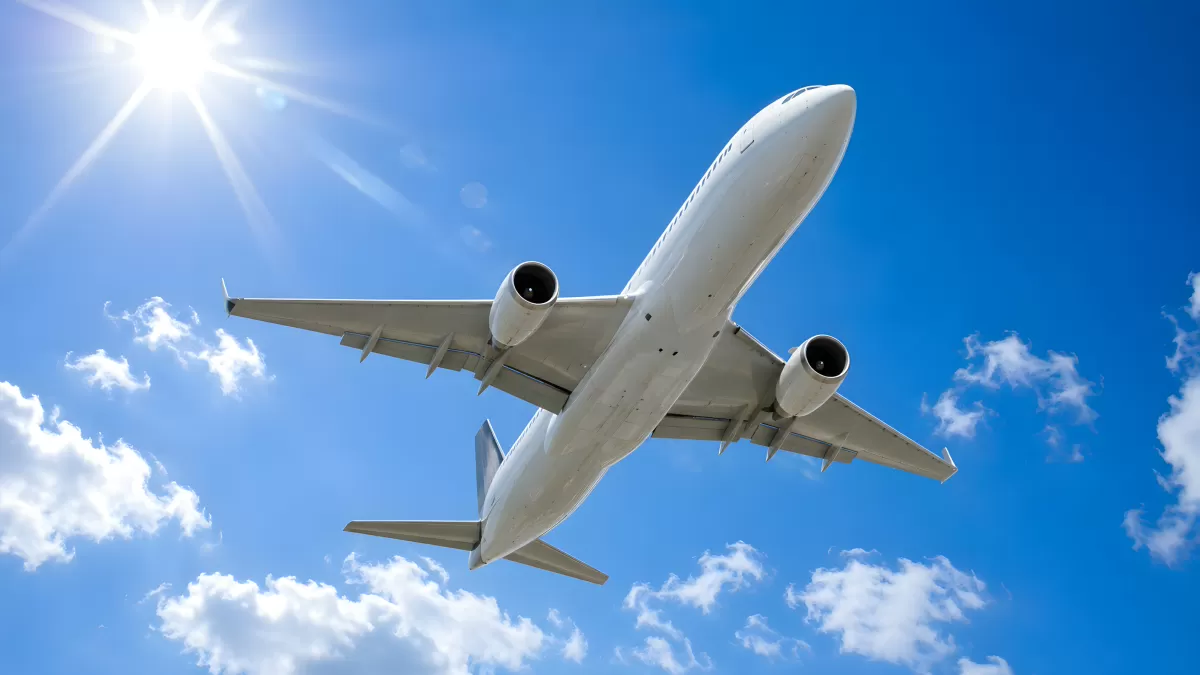 Weißes Passagierflugzeug steigt in blauem Himmel auf