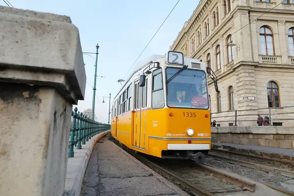 Weiß-Orange Tram mit Lokführerin in Budapest, Ungarn