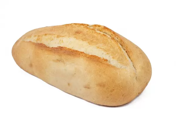 Weißbrot mit knackiger Kruste, isoliert vor weißem Hintergrund