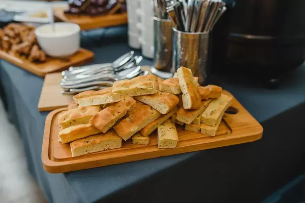 Weißbrot mit Kräutern, in Scheiben geschnitten, auf einem Holzbrett