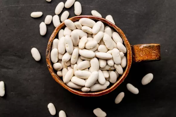 Weiße Bohnen in einer Tasse