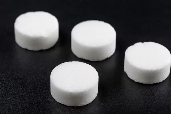 Weiße Brennstofftabletten auf schwarzem Hintergrund Nahaufnahme