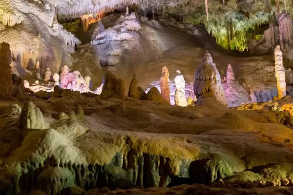 Weiße Formationen erinnern an eine versteinerte Stadt. Verlorenes Paradies, Cuevas dels Hams