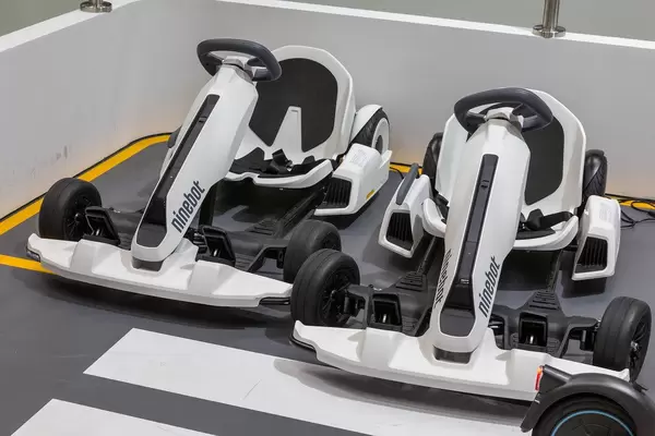 Weiße Gokarts von Ninebot, mit verstellbarem Rahmen und mechanischer Handbremse zum Driften