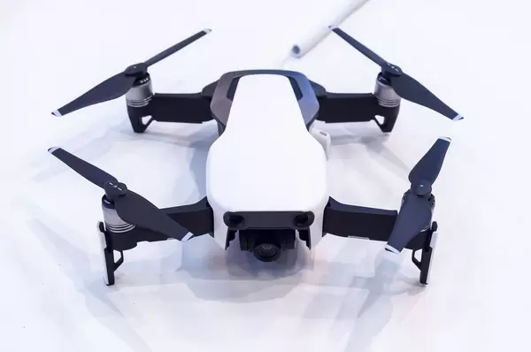 Weiße Mavic Air am Messestand von DJI