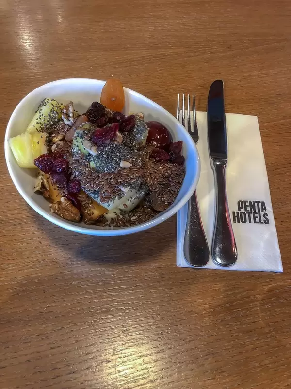 Weiße Müsli-Schalen mit Obst, Leinsamen, Chiasamen und Kirschen im Pentahotel Berlin Köpenick
