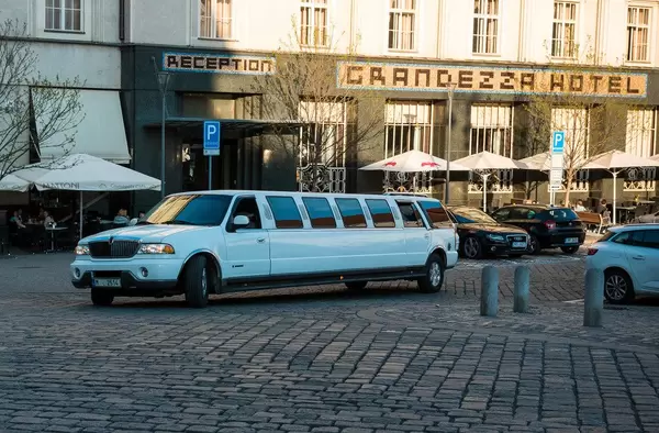 Weiße Nobel-Limousine in der Stadt Brünn, Tschechien