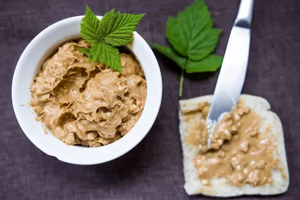 Weiße Schüssel mit Erdnussbutter