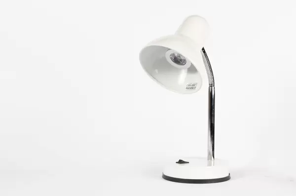 Weiße Stehlampe mit biegsamem Metallstab für Arbeitsplatz