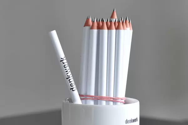 Weiße Stifte von denkwerk