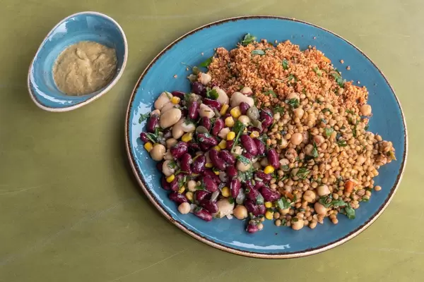 Weiße und rote Bohnen, Kuskus, Weizen, Kichererbsen