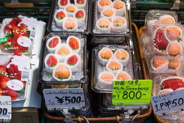 Weiße und rote Erdbeeren in Tokio