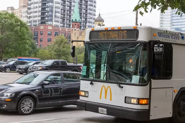 Weißer Bus macht Werbung für McDonald's in Chicago Downtown